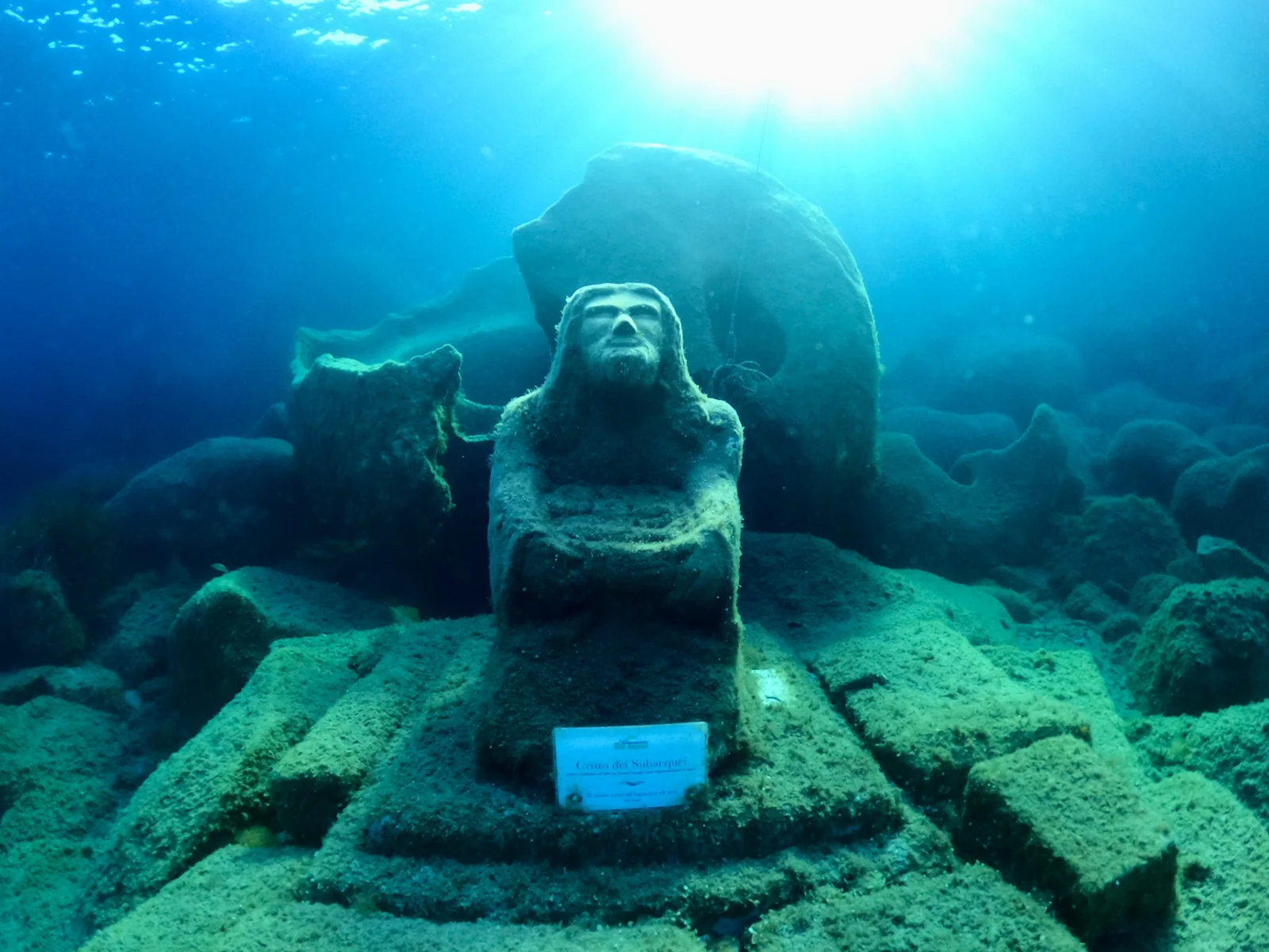 Fondale marino illuminato dal sole