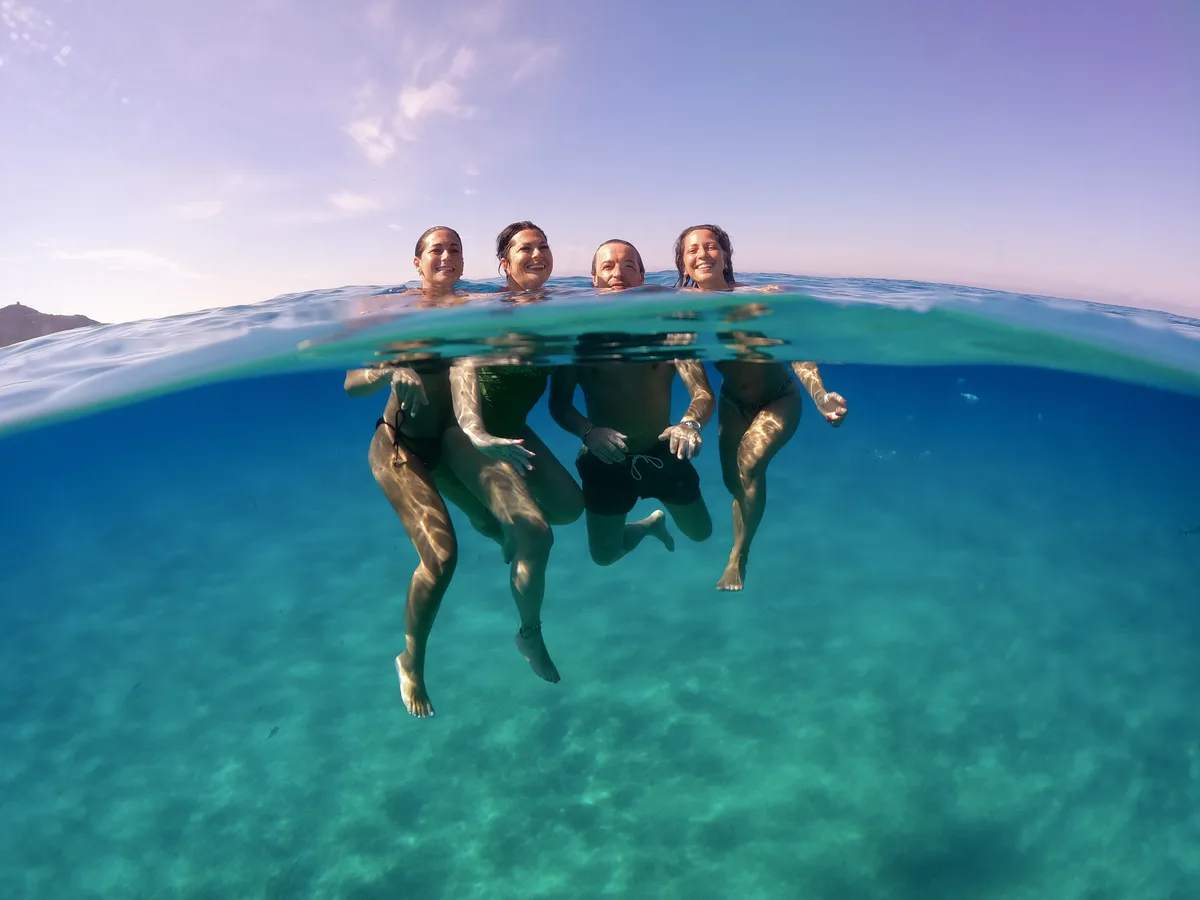 Piccolo gruppo durante un’esperienza in mare