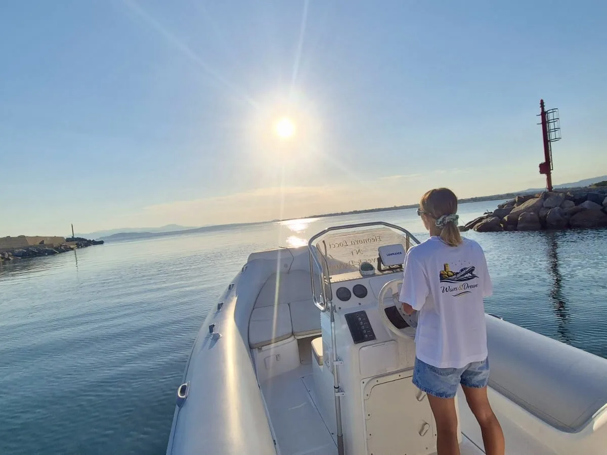 Il tramonto, un aperitivo e il mare intorno.